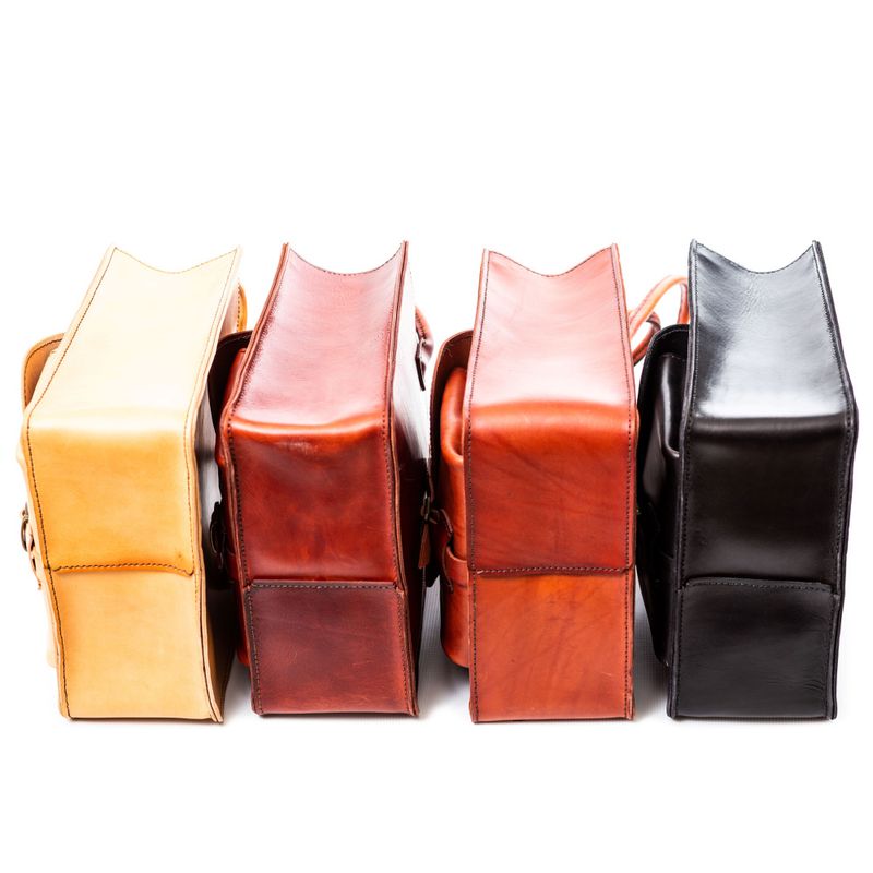 Håndsydd veske i okselær